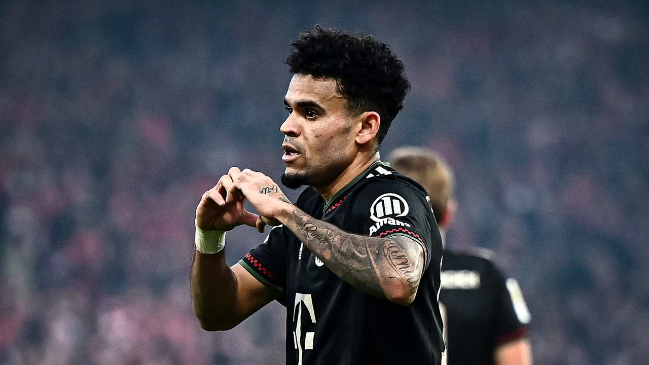 Luis Díaz hace un gesto de corazón durante el partido a domicilio del FC Bayern en la Bundesliga contra el Union Berlin.