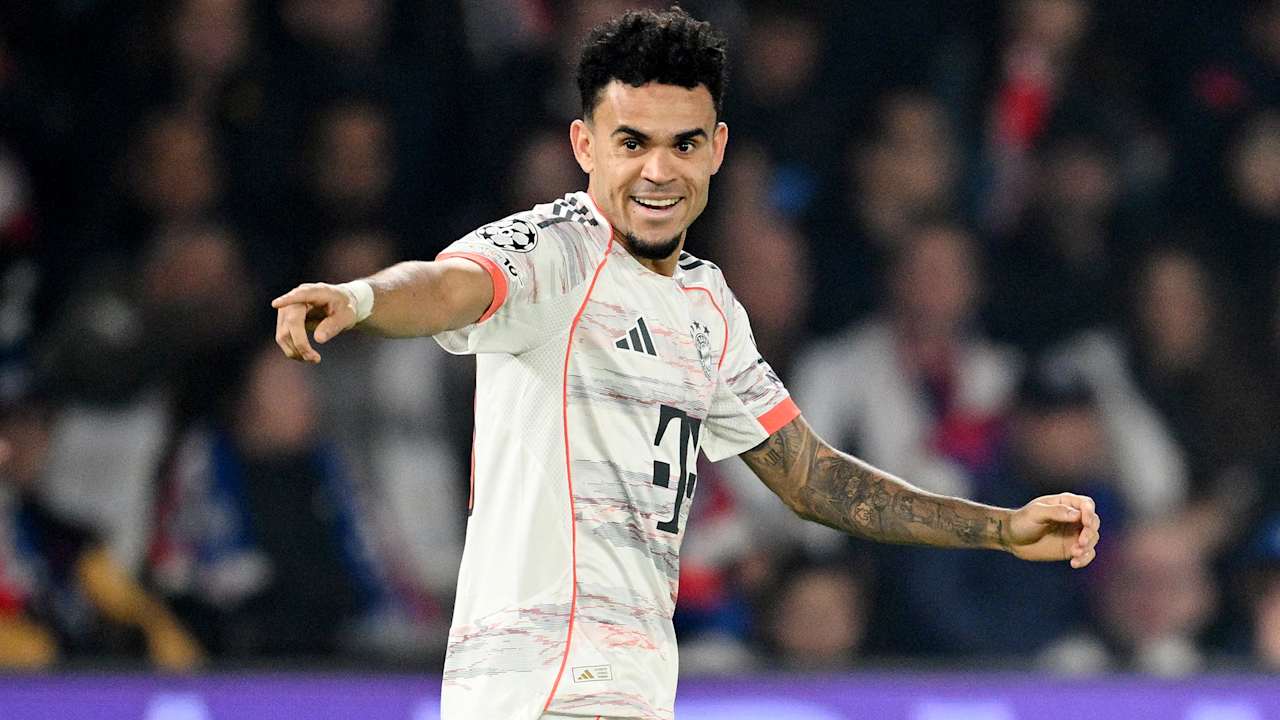 Luis Diaz deutet lächelnd mit dem Finger auf nach dem 1:0 des FC Bayern im Champions League-Spiel bei Paris Saint-Germain