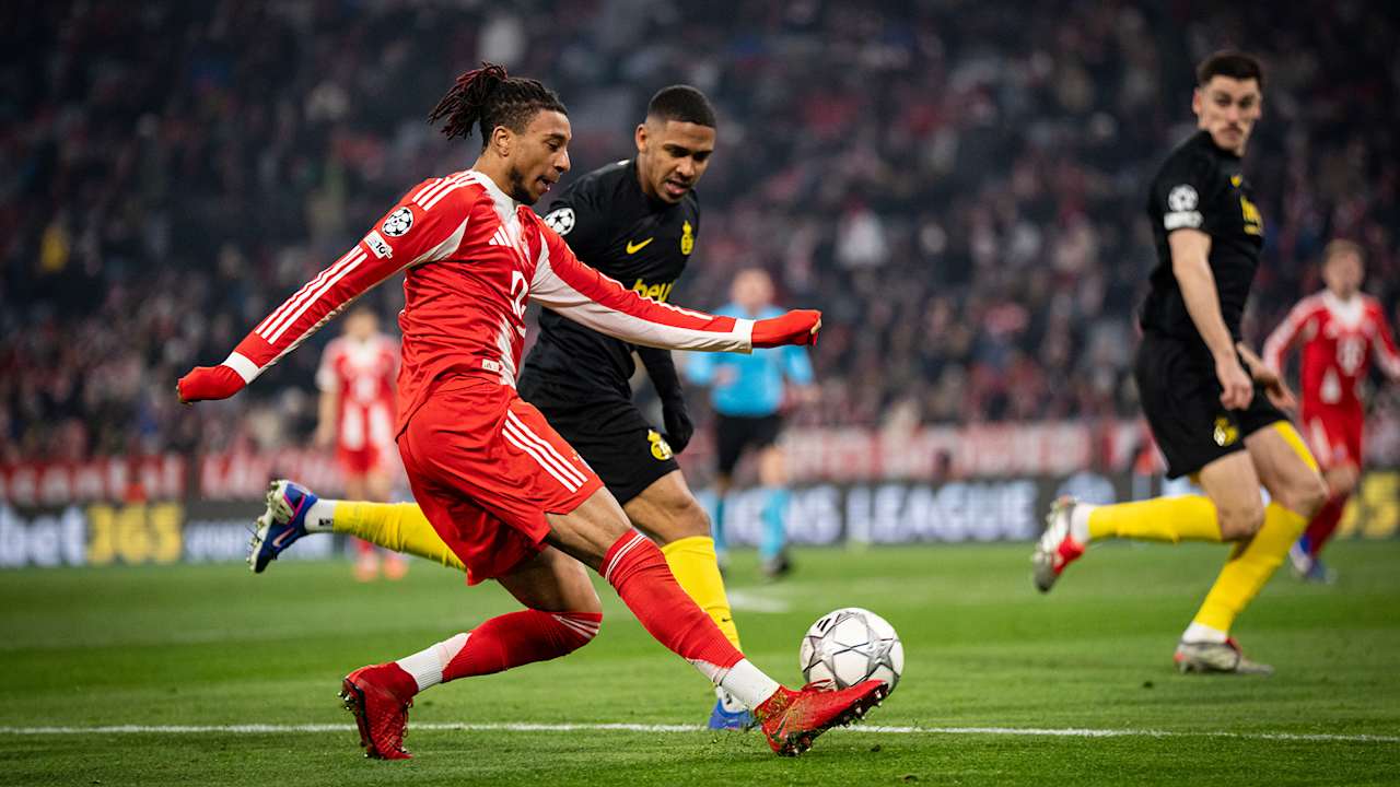 Michael Olise am BAll im Champions League-Spiel des FC Bayern gegen Royale Union Saint-Gilloise