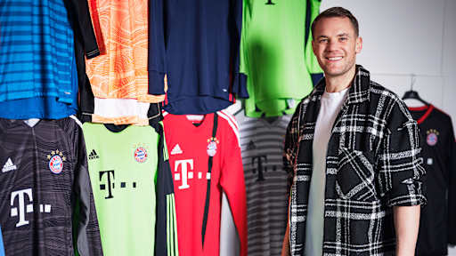 Manuel Neuer steht vor seinen Trikots