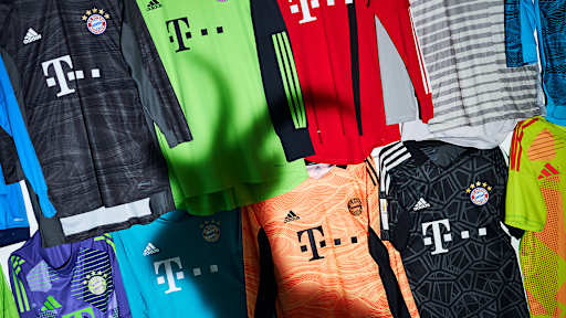 Der Schatten einer Ziege ist auf den Trikots von Manuel Neuer