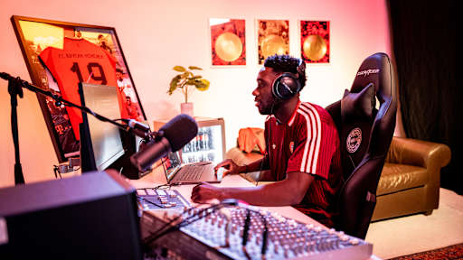 Alphonso Davies sitzt an einem Mischpult für Musik