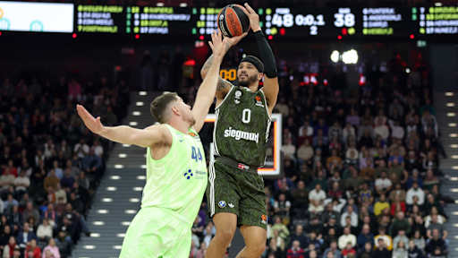 The FC Bayern Basketball won the EuroLeague first-leg game against FC Barcelona at the SAP Garden with a score of 100-78.
