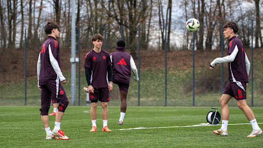 FCB-U19-Spieler Louis Richter jongliert den Ball am FC Bayern Campus.