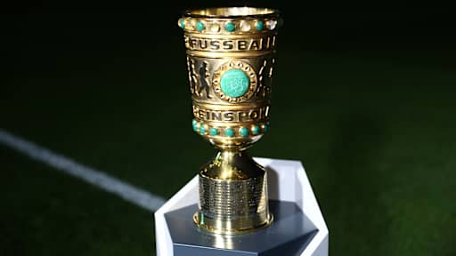 Trophäe des DFB-Pokals steht auf dem Rasen