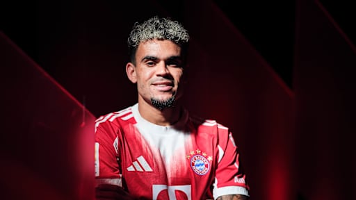 Luis Díaz bei seiner Vertragsunterschrift für den FC Bayern