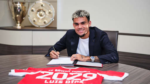 Luis Díaz bei seiner Vertragsunterschrift für den FC Bayern
