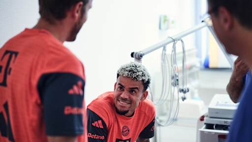 Luis Díaz bei seiner Vertragsunterschrift für den FC Bayern