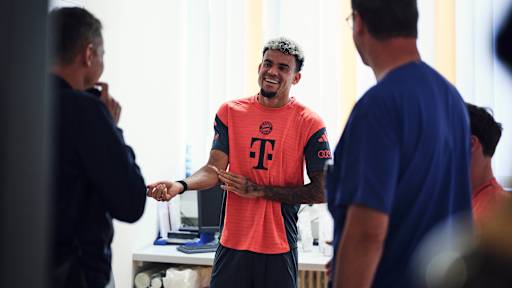Luis Díaz bei seiner Vertragsunterschrift für den FC Bayern