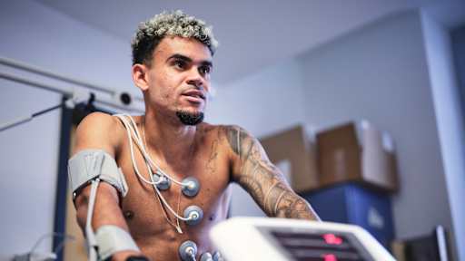 Luis Díaz bei seiner Vertragsunterschrift für den FC Bayern