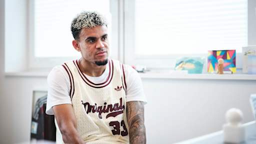 Luis Díaz bei seiner Vertragsunterschrift für den FC Bayern