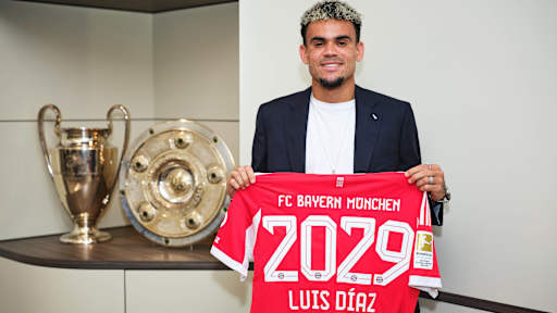 Luis Díaz bei seiner Vertragsunterschrift für den FC Bayern