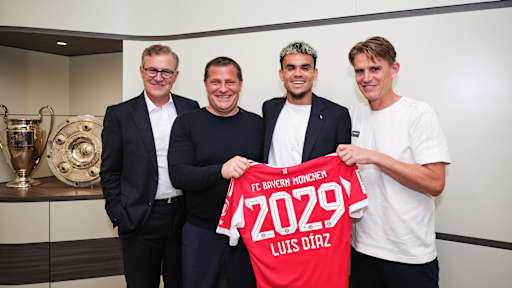 Luis Díaz bei seiner Vertragsunterschrift für den FC Bayern