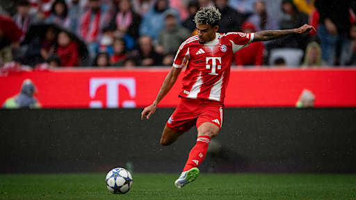 Luis Diaz kicks the ball during the preseason friendly between FC Bayern and Olympique Lyon.