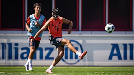 Aleksandar Pavlovic spielt einen Ball im Training des FC Bayern vor dem Pokalspiel in Wiesbaden.