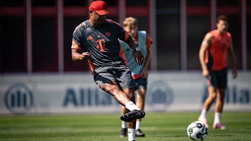 Trainer Vincent Kompany am Ball im Training des FC Bayern vor dem Pokalspiel in Wiesbaden.