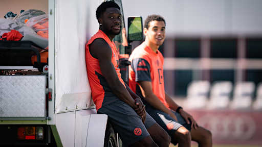 Die Verletzten Alphonso Davies und Jamal Musiala beobachten das Training des FC Bayern vor dem Pokalspiel in Wiesbaden.