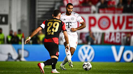 Jonathan Tah mit Ball am Fuß während des DFB-Pokalspiels des FC Bayern beim SV Wehen Wiesbaden