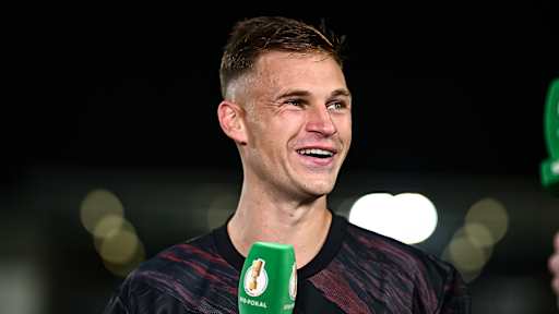 Joshua Kimmich beim Interview nach dem Spiel des FC Bayern in der ersten Runde des DFB-Pokals beim SV Wehen Wiesbaden