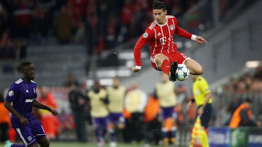 James Rodriguez stoppt einen Ball in der Luft im Champions League-Auftaktspiel des FC Bayern gegen Anderlecht