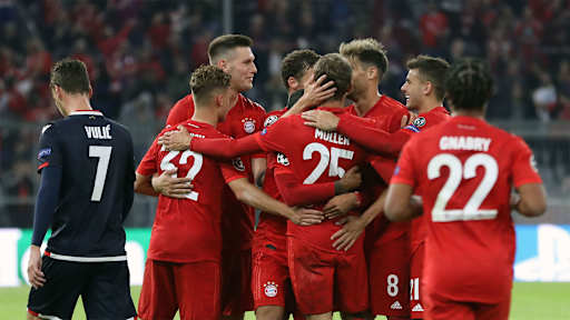 FC Bayern-Spieler jubeln gemeinsam nach einem Tor zum Champions League-Auftakt gegen Belgrad