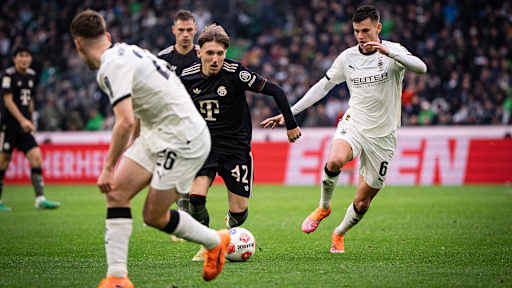 Lennart Karl dribbelt mit dem Ball  im Bundesliga-Spiel des FC Bayern bei Borussia Mönchengladbach.