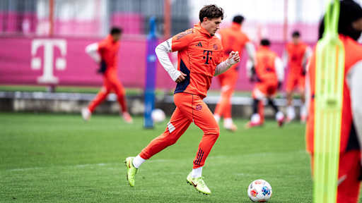Tom Bischof läuft mit Ball im öffentlichen Training des FC Bayern vor Fans