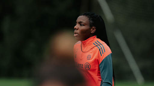 Edna Imade während einer Trainingseinheit der FC Bayern Frauen.
