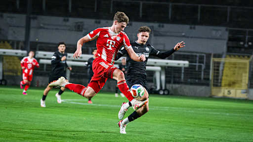 Richard Meier saugt den Ball herunter während des Heimspiels der FC Bayern Amateure in der Regionalliga Bayern gegen den FV Illertissen