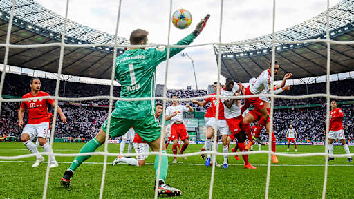 Manuel Neuer pariert den Kopfball von Poulsen im DFB-Pokalfinale 2019