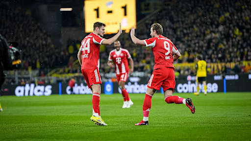 Josip Stanišić und Harry Kane jubeln während des Bundesliga-Topsspiels des FC Bayern bei Borussia Dortmund