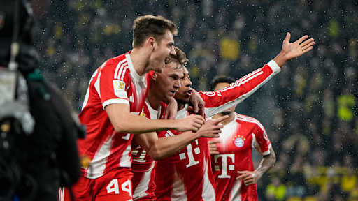 Josip Stanišić und Joshua Kimmich jubeln während des Bundesliga-Topsspiels des FC Bayern bei Borussia Dortmund
