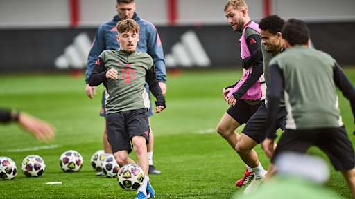 Lennart Karl conduce el balón en el último entrenamiento del FC Bayern antes del partido de octavos de final de la Champions League en Bérgamo.