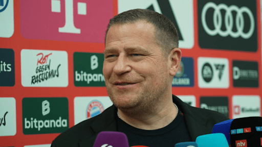 Max Eberl spricht auf der Flughafen-PK vor dem Spiel bei Atalanta Bergamo.