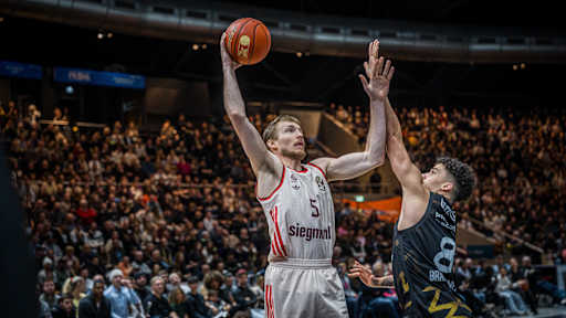 Niels Giffey Dunk