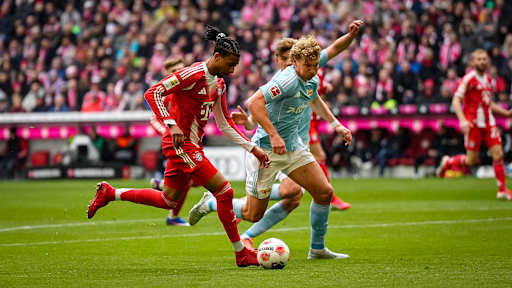 Michael Olise mit Ball am Fuß während des Heimspiels des FC Bayern in der Bundesliga gegen den 1. FC Union Berlin