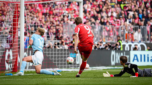 Harry Kane schießt knapp neben das Tor während des Heimspiels des FC Bayern in der Bundesliga gegen den 1. FC Union Berlin