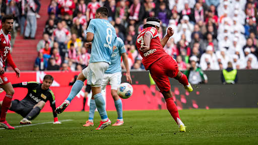 Serge Gnabry trifft zum 2:0 während des Heimspiels des FC Bayern in der Bundesliga gegen den 1. FC Union Berlin