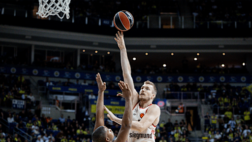 Niels Giffey Layup