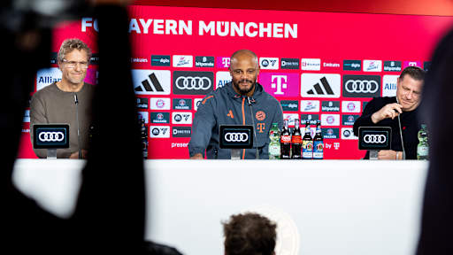 Trainer Vincent Kompany und Sportvorstand Max Eberl auf dem Podium des Pressetalks des FC Bayern zum Spiel bei St. Pauli