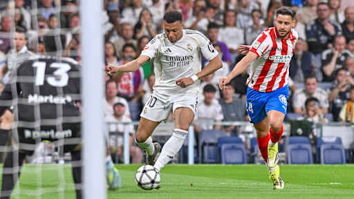 Kylian Mbappe im Zweikampf mit einem Girona-Spieler.