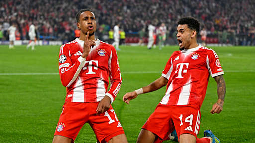 Michael Olise jubelt auf Knien mit Luis Diaz nach dem 4:3 im im Champions League-Viertelfinale zwischen dem FC Bayern und Real Madrid