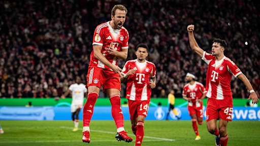 Harry Kane in Rot im DFB-Pokal-Viertelfinale gegen RB Leipzig.