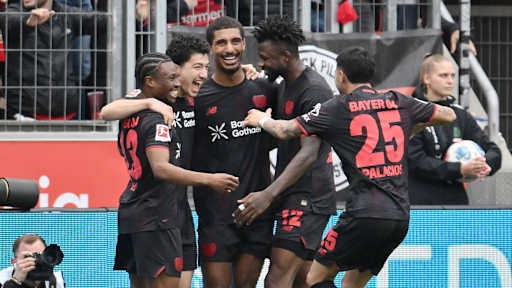 Spieler von Bayer Leverkusen bejubeln ein Tor.