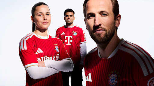 Lena Oberdorf, Luis Diaz und Harry tragen das neue rote Home Trikot des FC Bayern für die Saison 2026/27