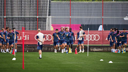 Die Mannschaft beim Warmup im Abschlusstraining des FC Bayern vor dem Halbfinalrückspiel gegen Paris Saint-Germain in der Champions League