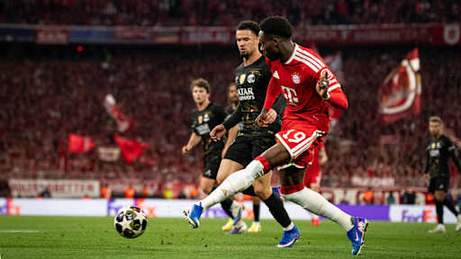 Alphonso Davies am Ball im Rückspiel des FC Bayern gegen Paris Saint-Germain in der Champions League