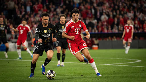 Aleksandar Pavlovic im Zweikampf mit Zaire-Emery im Halbfinalrückspiel des FC Bayern gegen PSG