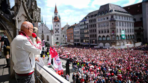 Moderator Stephan Lehmann auf dem Rathausbalkon am Münchner Marienplatz bei der Titelfeier des FC Bayern