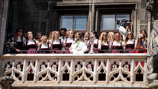 Das Frauen-Team mit der Meisterschale und dem Pokal auf dem Rathausbalkon am Münchner Marienplatz